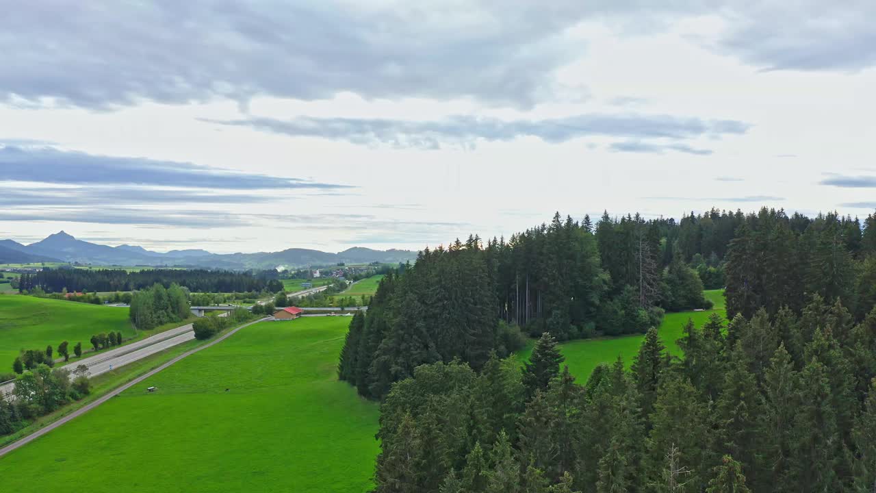 典型的风景在巴伐利亚在德国阿尔卑斯山的阿尔高区-鸟瞰图视频下载