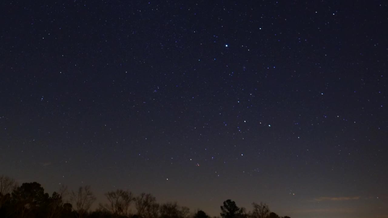 夜空中冉冉升起的星星和飞机，时光流逝视频素材