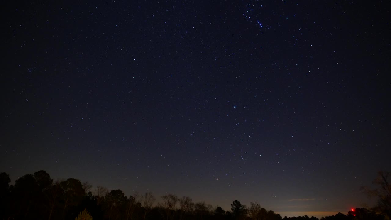 夜空中冉冉升起的星星和飞机，时光流逝视频素材