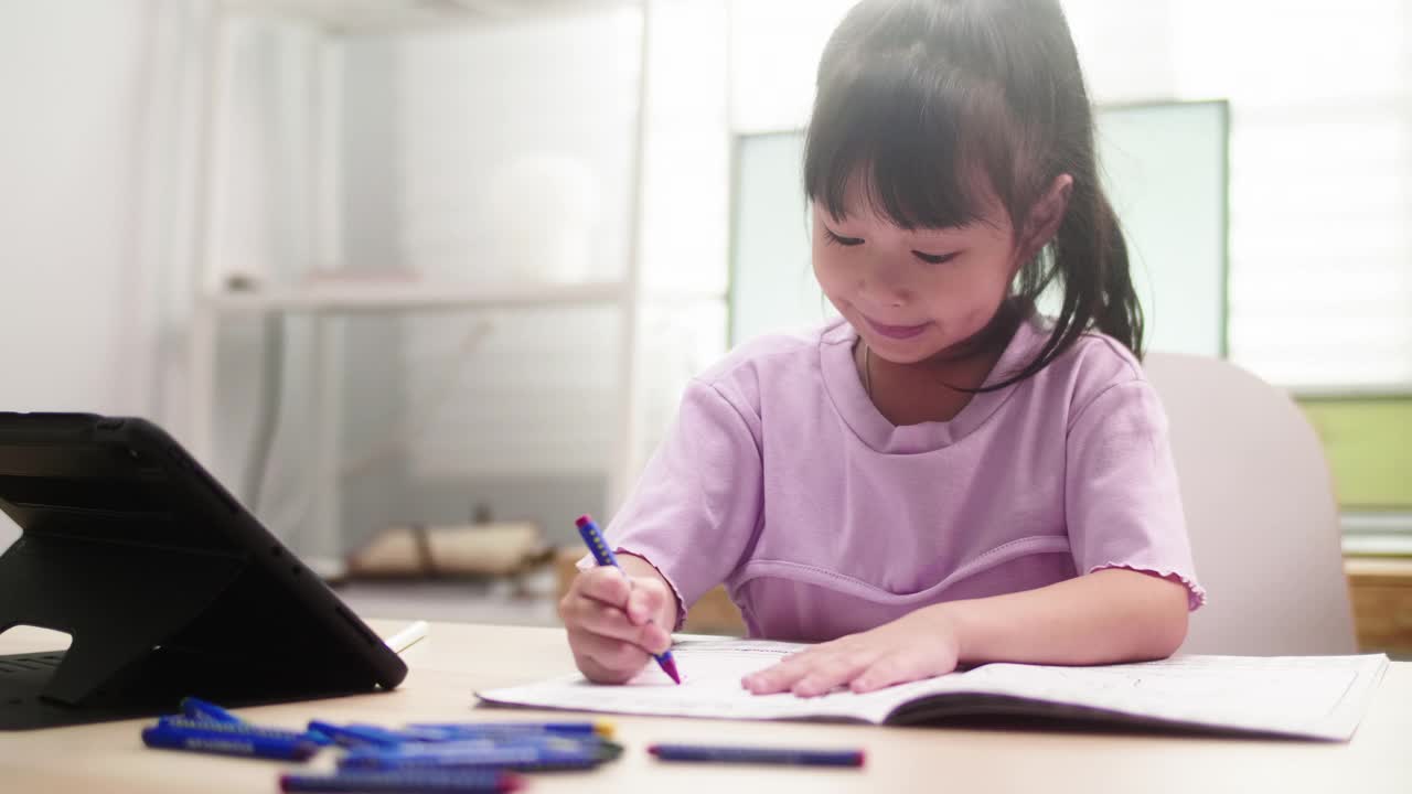 女学生在线学习与在线家教在家视频素材