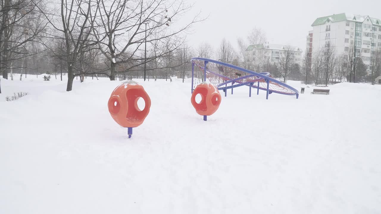 一场大雪后，莫斯科住宅区的儿童游乐场视频素材