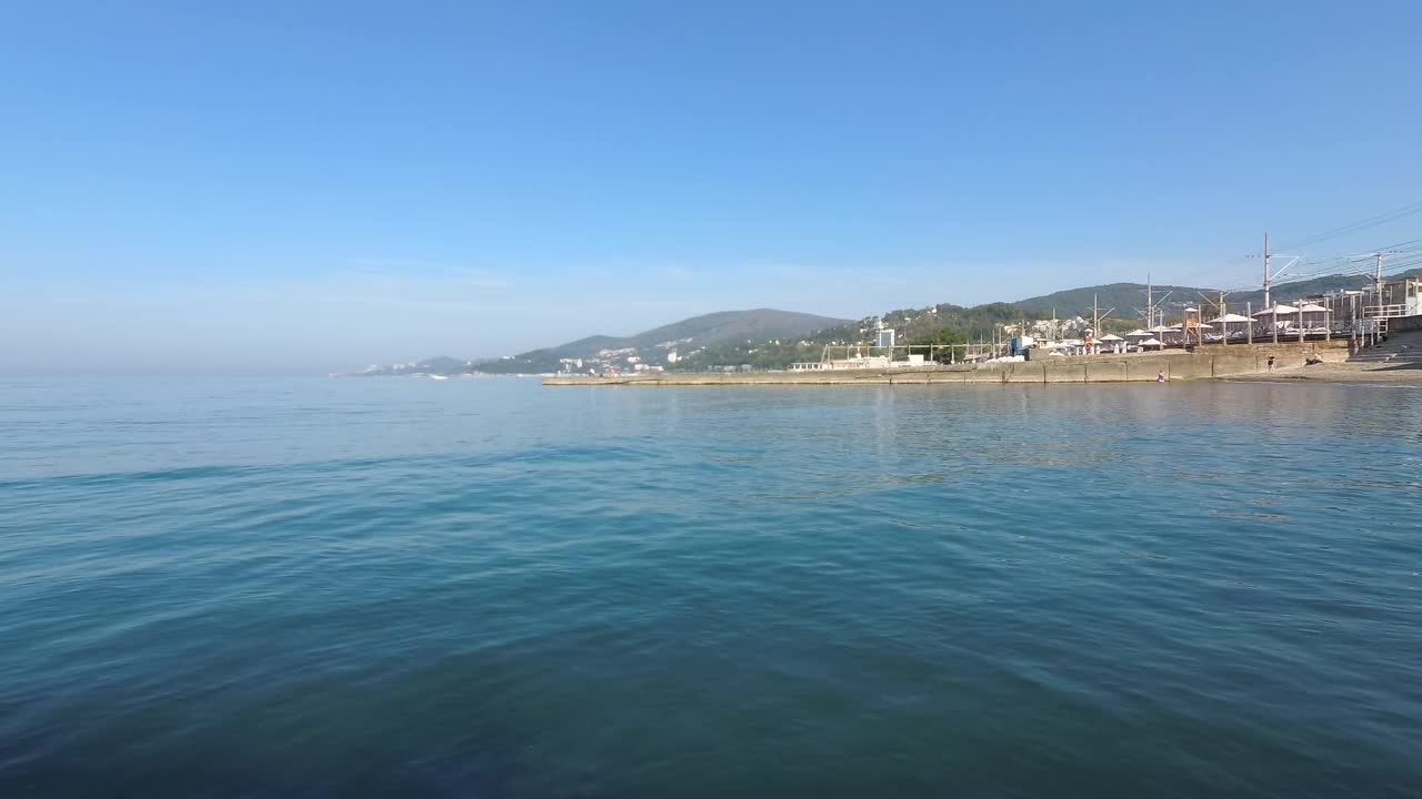 平静的大海。卵石滩上的弱浪。水上娱乐的概念，去海边旅行。去热带国家旅游，暑假和放松视频素材