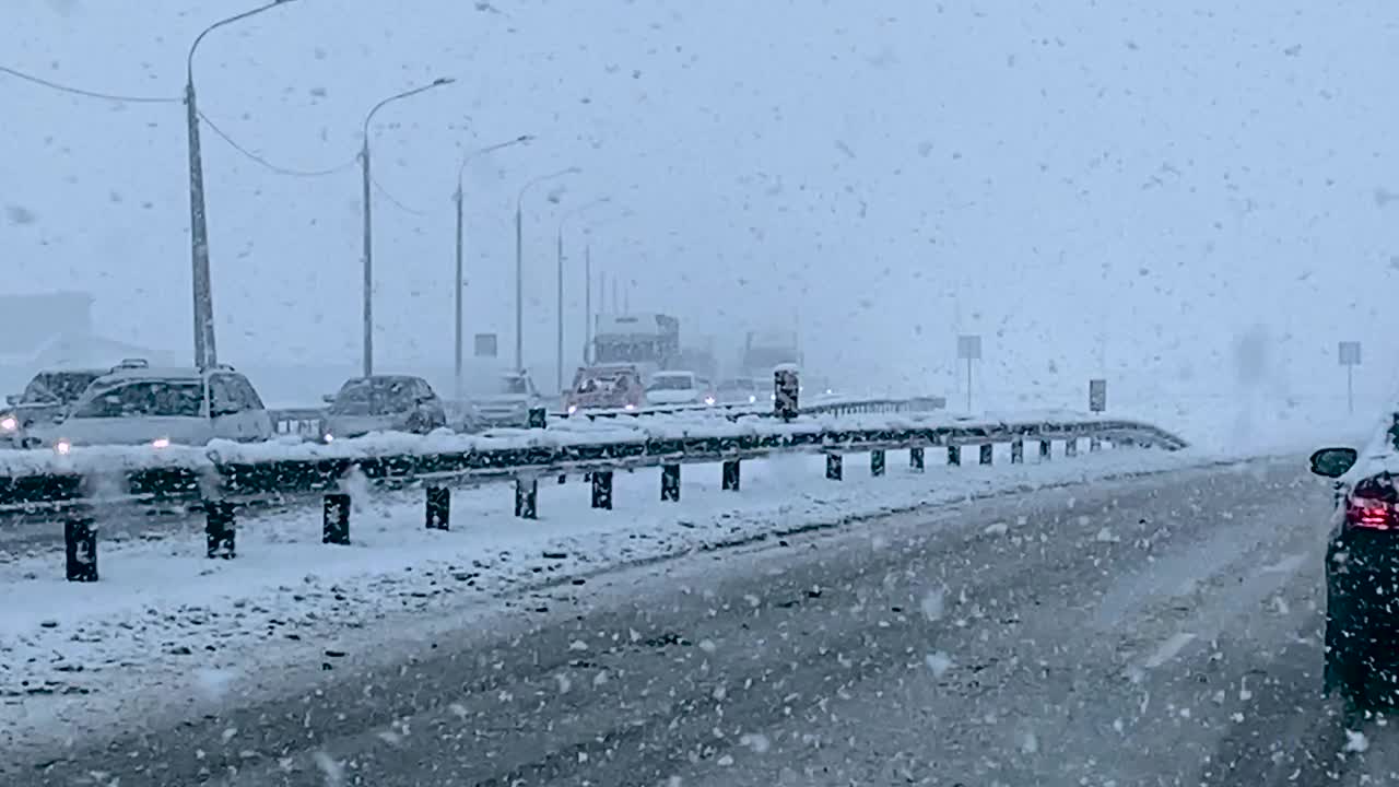 从车窗望出去，行驶在大雪纷飞的道路上，在打滑视频下载