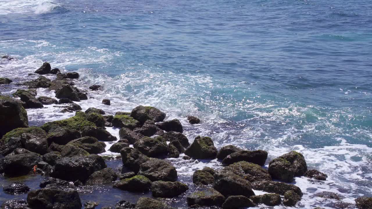 晴天的海景。海水拍打着地中海上发霉的岩石视频素材