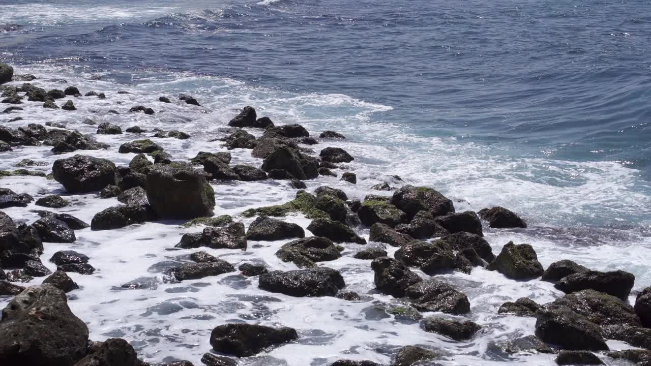 晴天的海景。海水拍打着地中海上发霉的岩石视频素材