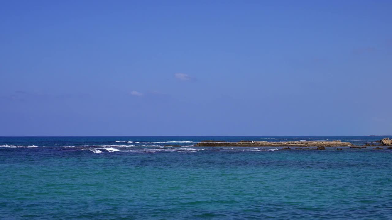 晴天的海景。海水拍打着地中海上发霉的岩石视频素材