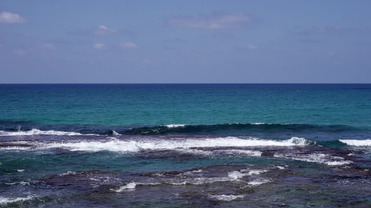 晴天的海景。海水拍打着地中海上发霉的岩石视频素材