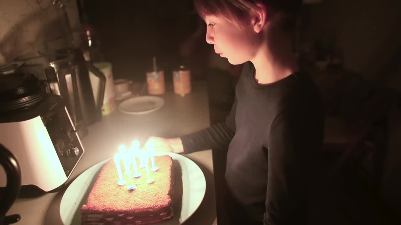 少年用手捧晚蛋糕，祝贺哥哥生日。视频素材