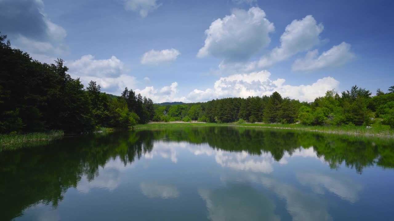 森林和山湖全景，4k视频视频素材