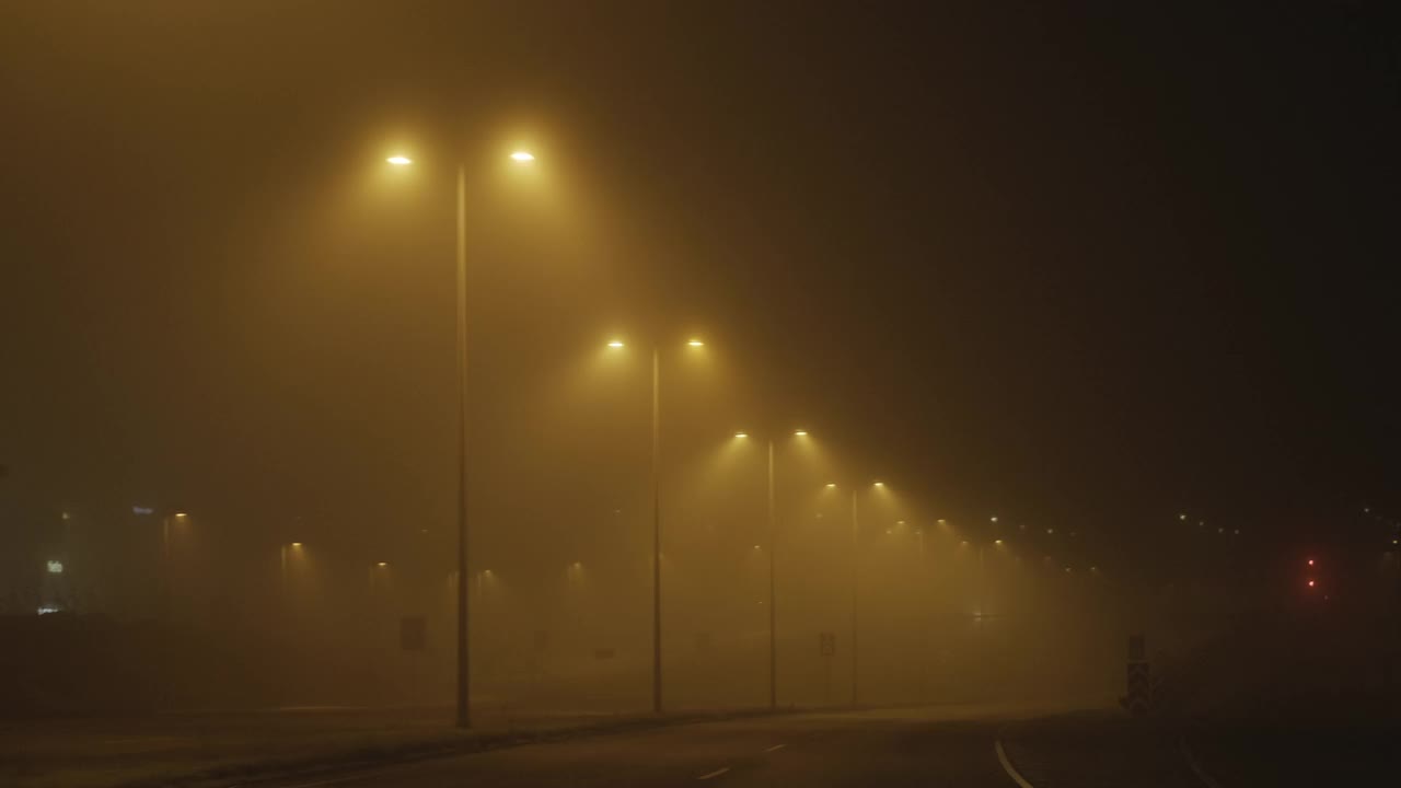 路灯柱灯在城市港口在雾天的夜晚视频素材