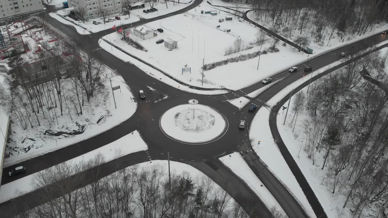 环岛交通在冬季被雪覆盖，空中上升视频素材