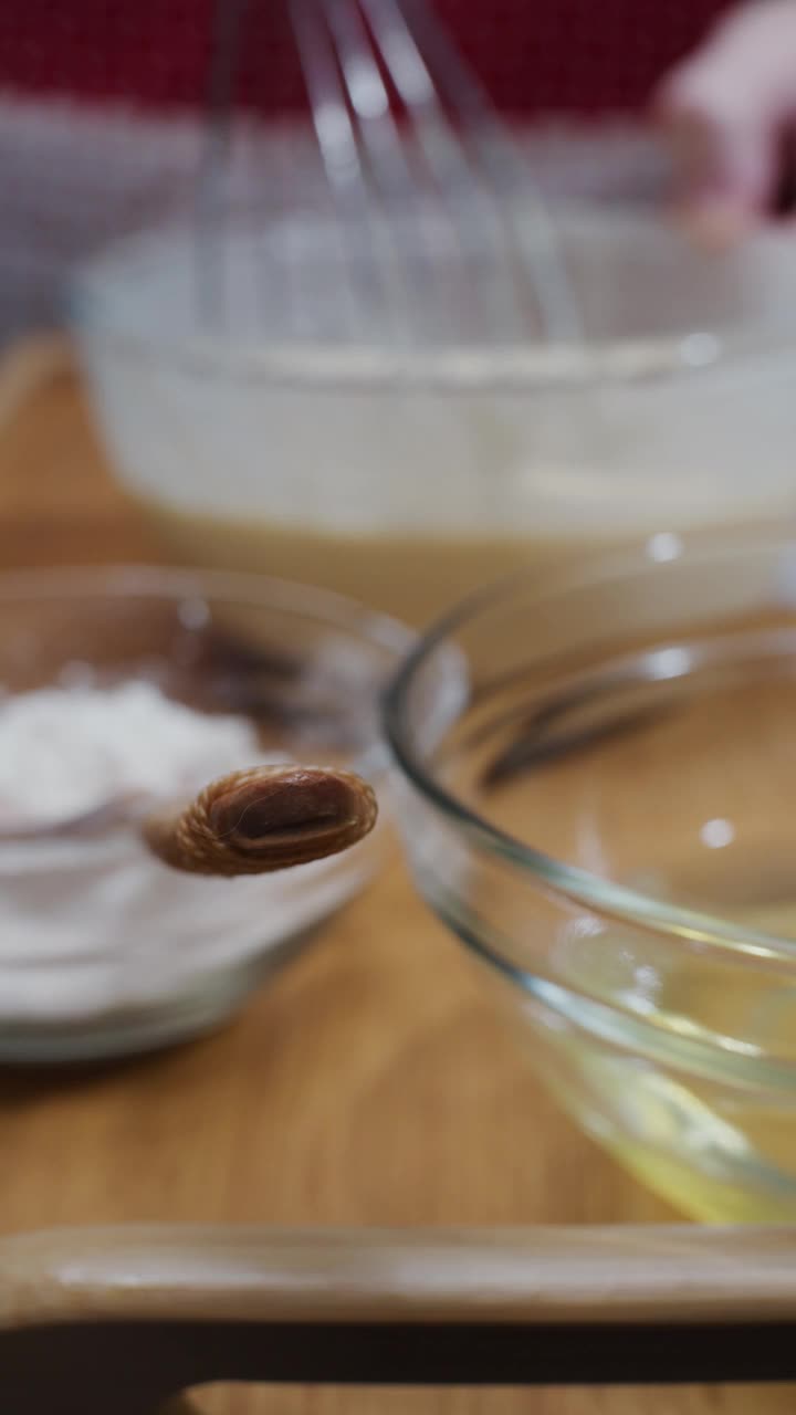 在家做法式薄饼。特写垂直前视图视频素材