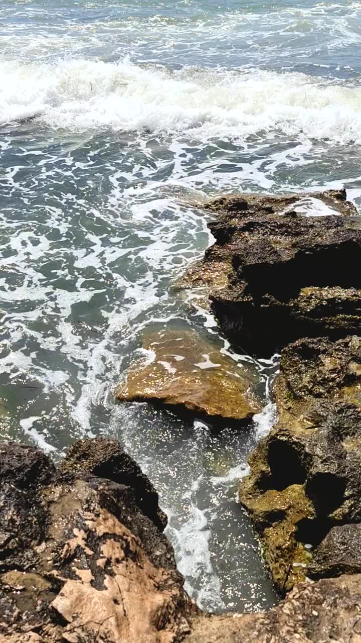 地中海岩石中的海浪视频素材