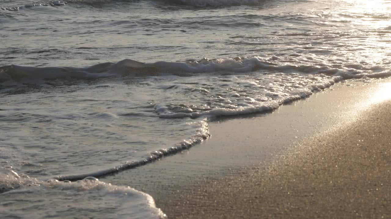 日出的颜色的太阳反射在海浪4K航空视频视频素材