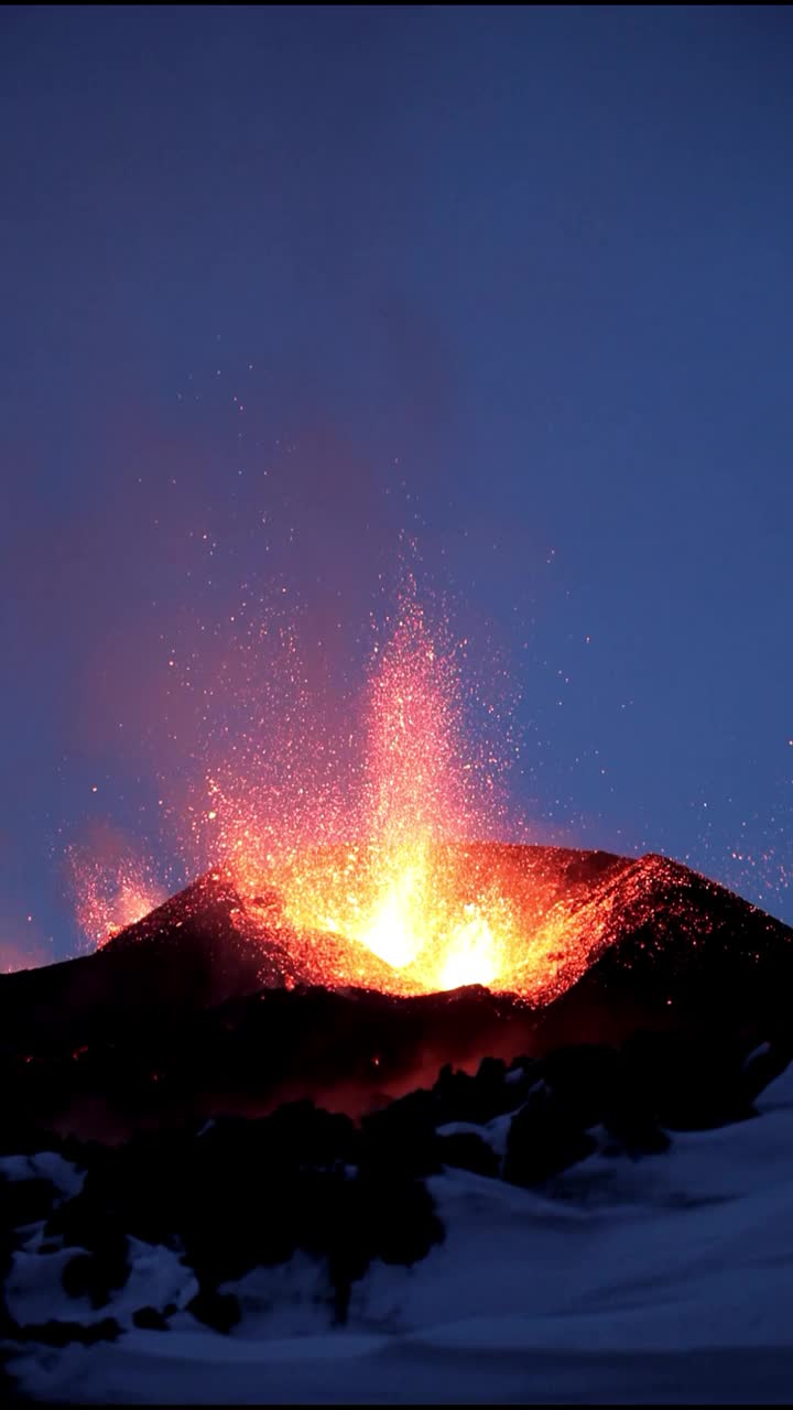 熔岩喷泉喷出流体岩浆，沿着火山口迅速形成了几座充满气泡的熔岩山。视频素材