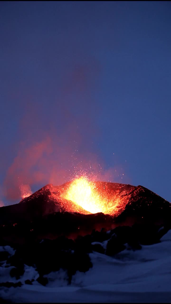 熔岩喷泉喷出流体岩浆，沿着火山口迅速形成了几座充满气泡的熔岩山。视频素材