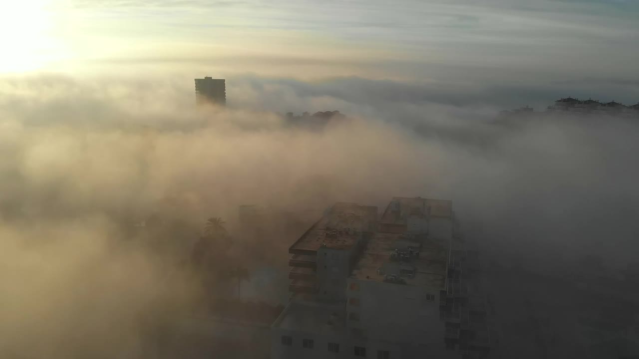 在多雾天气下的城市景观。西班牙视频素材