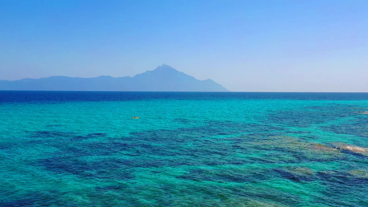 从上面鸟瞰双人单人运动皮划艇。旅游独木舟夏季体育活动在地中海蓝色的水在山的背景视频素材