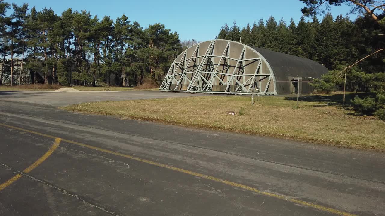 位于荷兰前Soesterberg空军基地的机库视频素材