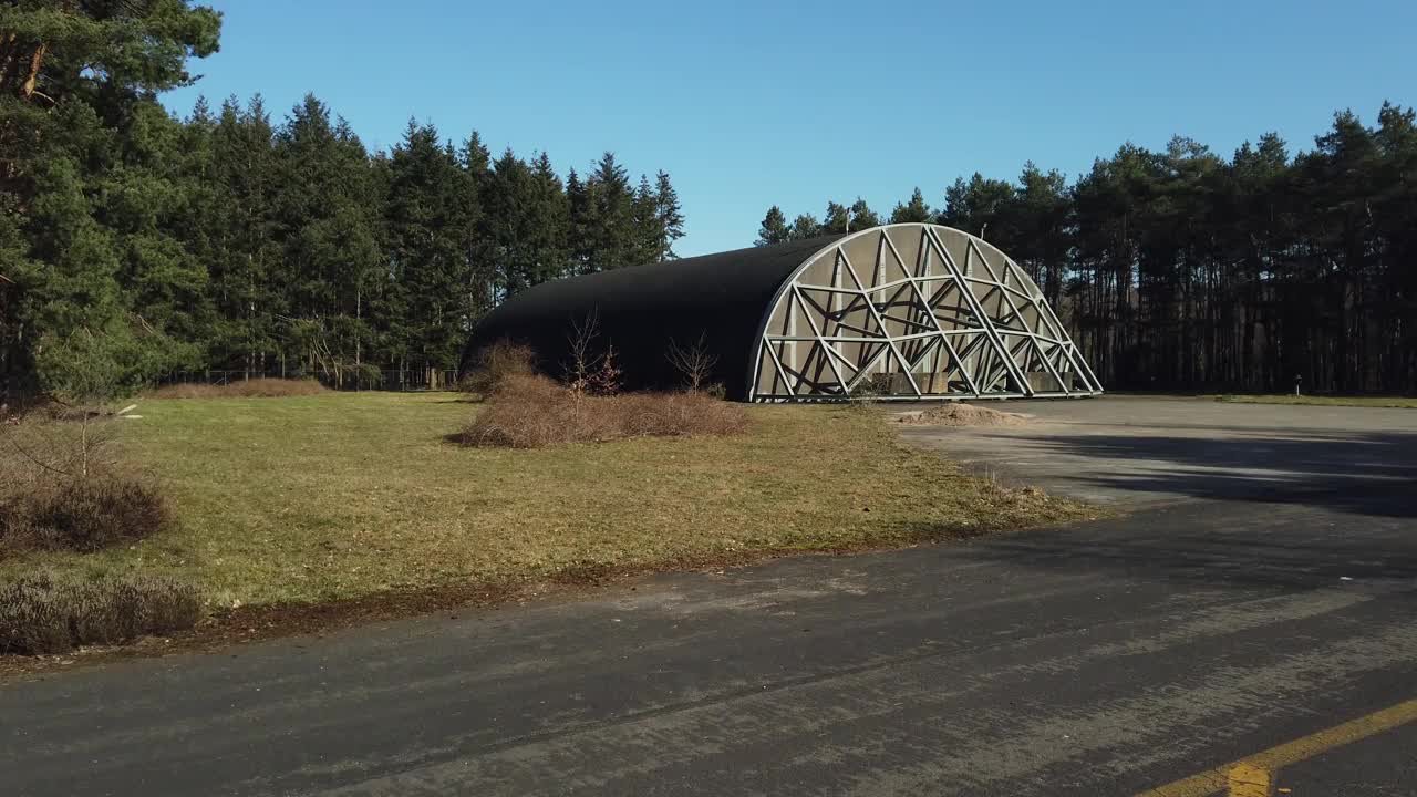 位于荷兰前Soesterberg空军基地的机库视频素材