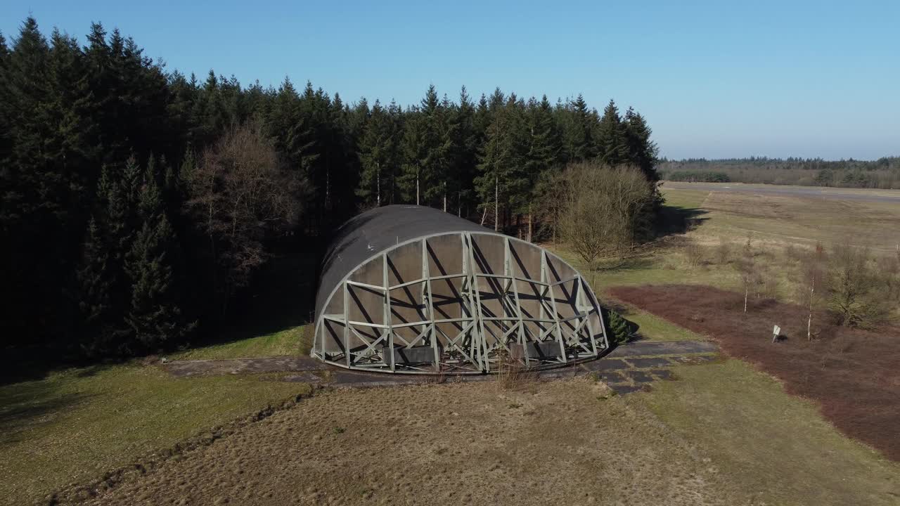 前荷兰Soesterberg空军基地的机库视频素材