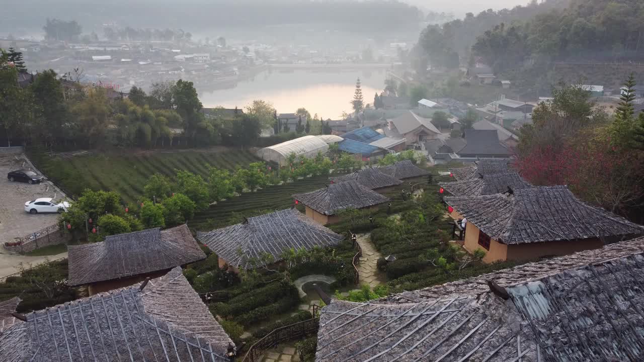 鸟瞰云南华人村。生活在水库周围视频素材