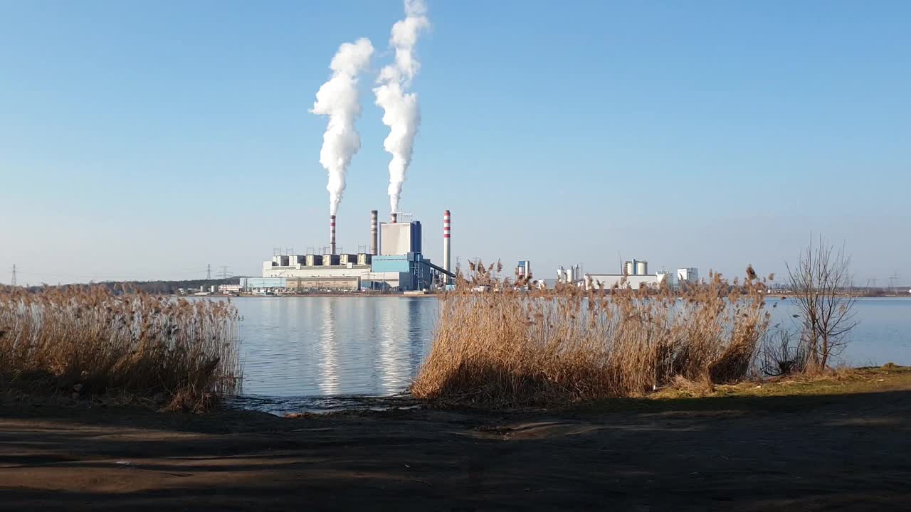 全景与燃煤电厂位于湖畔，Pątnów，波兰。视频素材