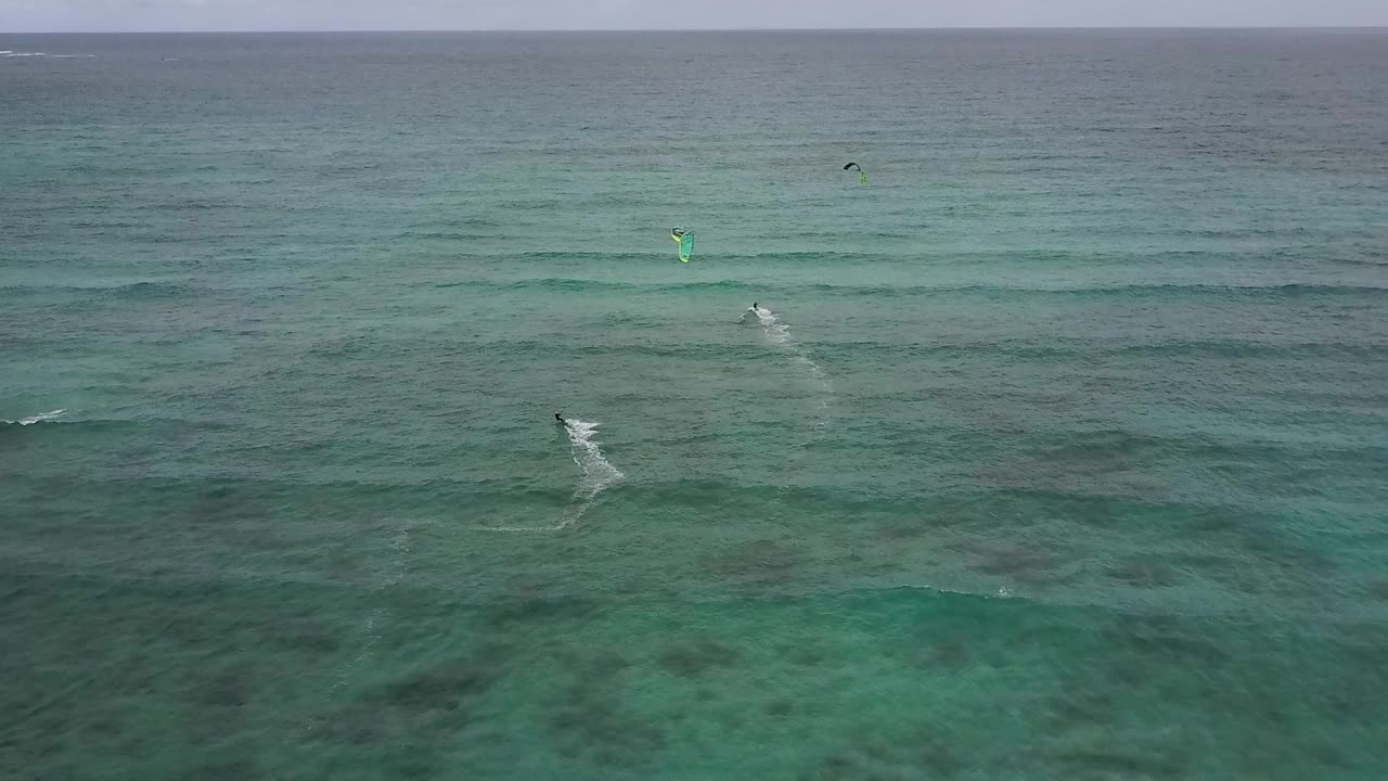 风筝冲浪鸟瞰图与地平线视频素材