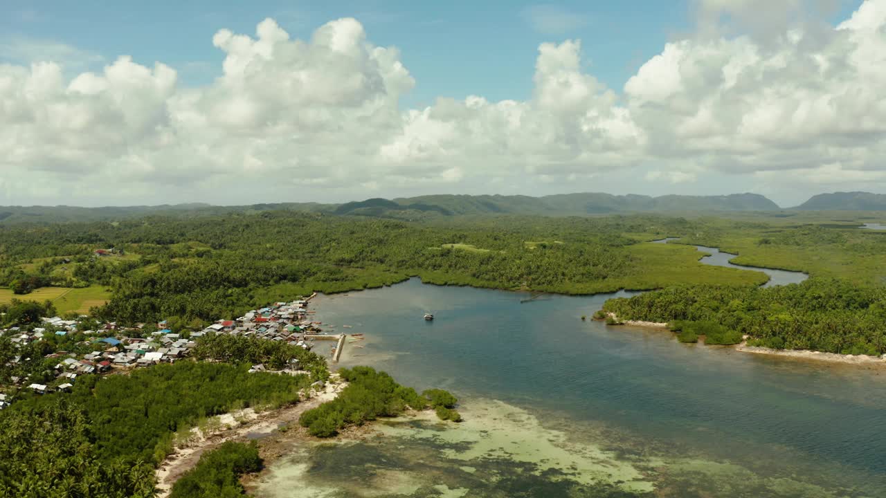 这个小镇是在红树林中。Siargao、菲律宾视频素材