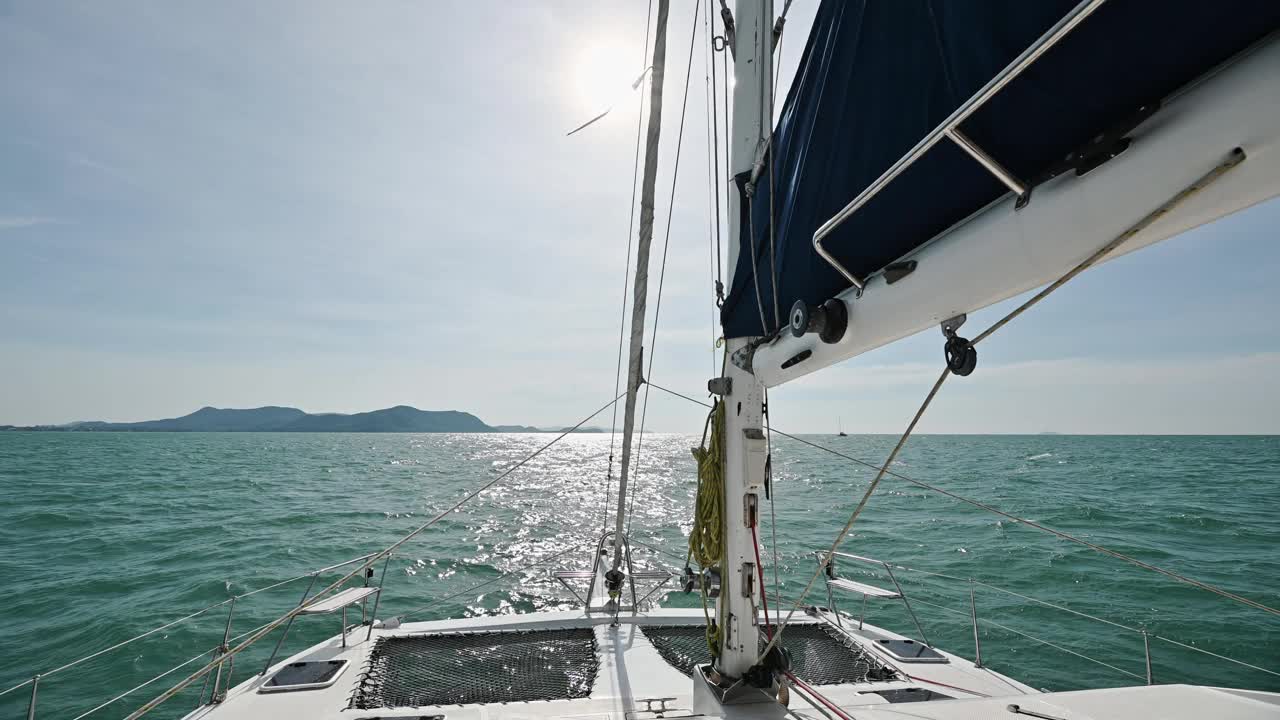 在有风和季风的热带海上航行的豪华游艇视频素材