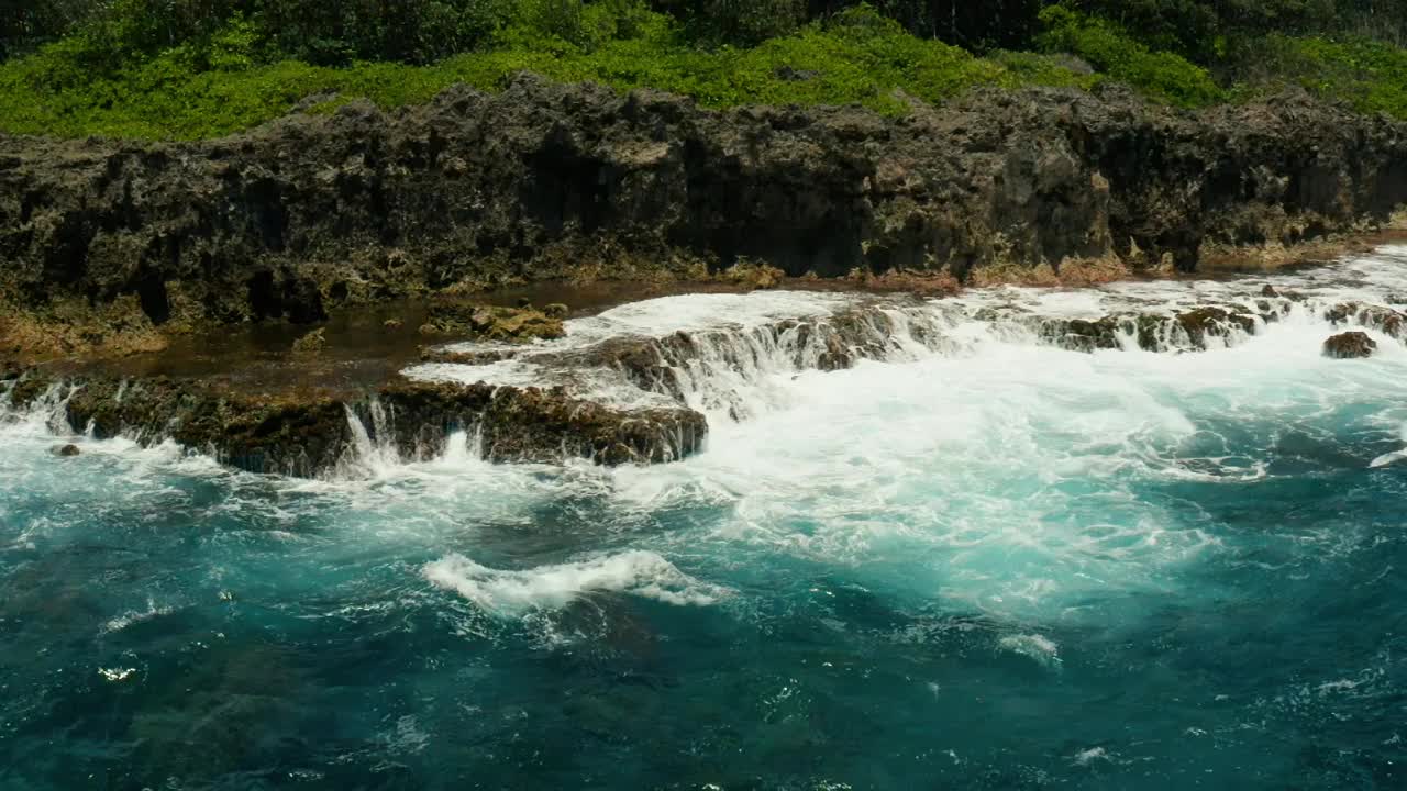 海浪拍打着海岸视频素材