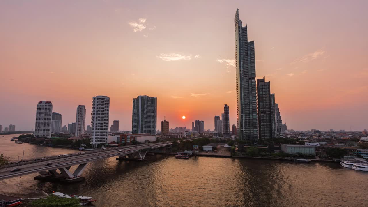 4K时间推移视频在城市的现代建筑与水的反射，烟花，灯光秀在黄昏时间。视频素材