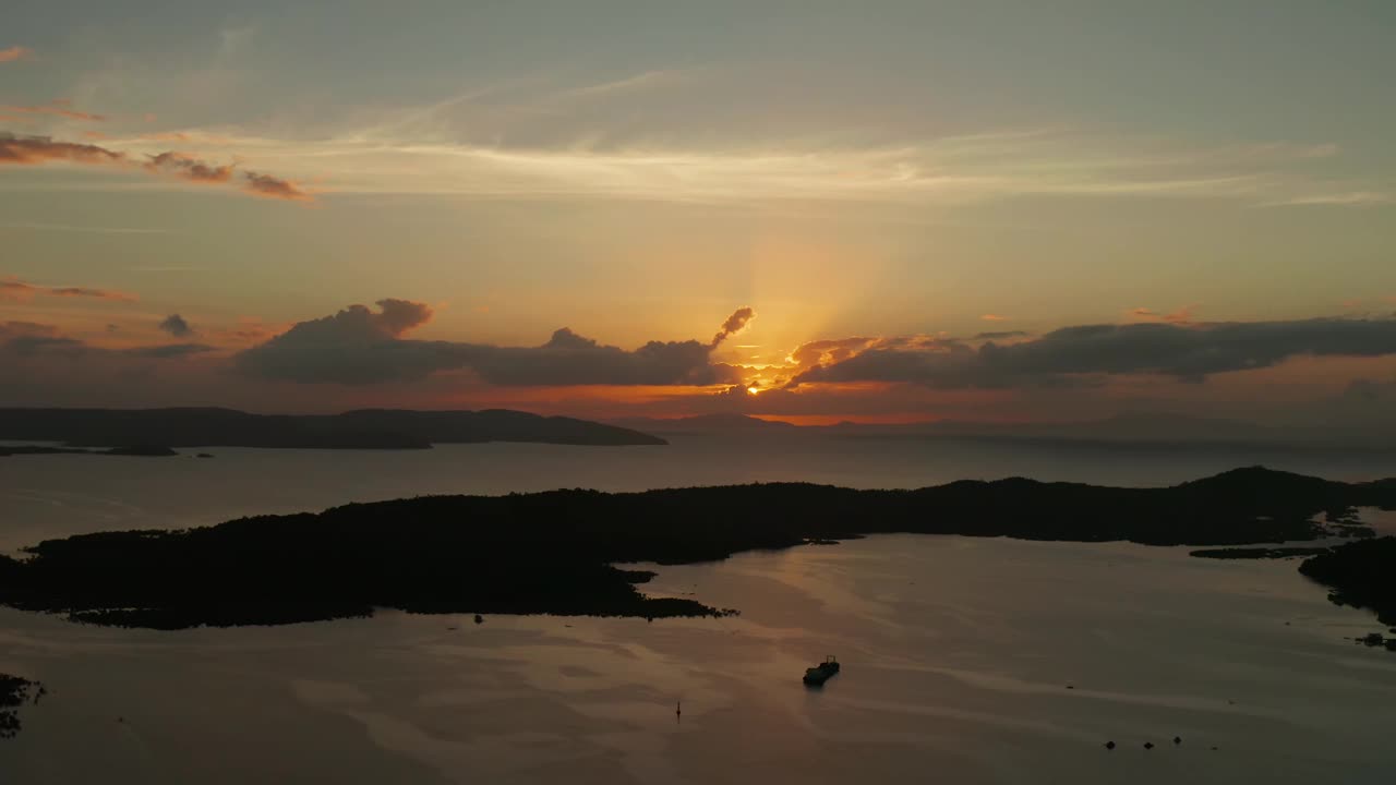 热带岛屿上缤纷的日落视频素材