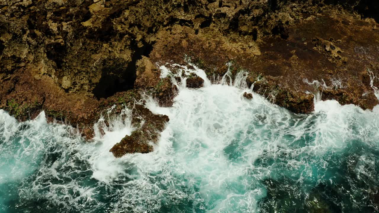 海浪拍打着海岸视频素材