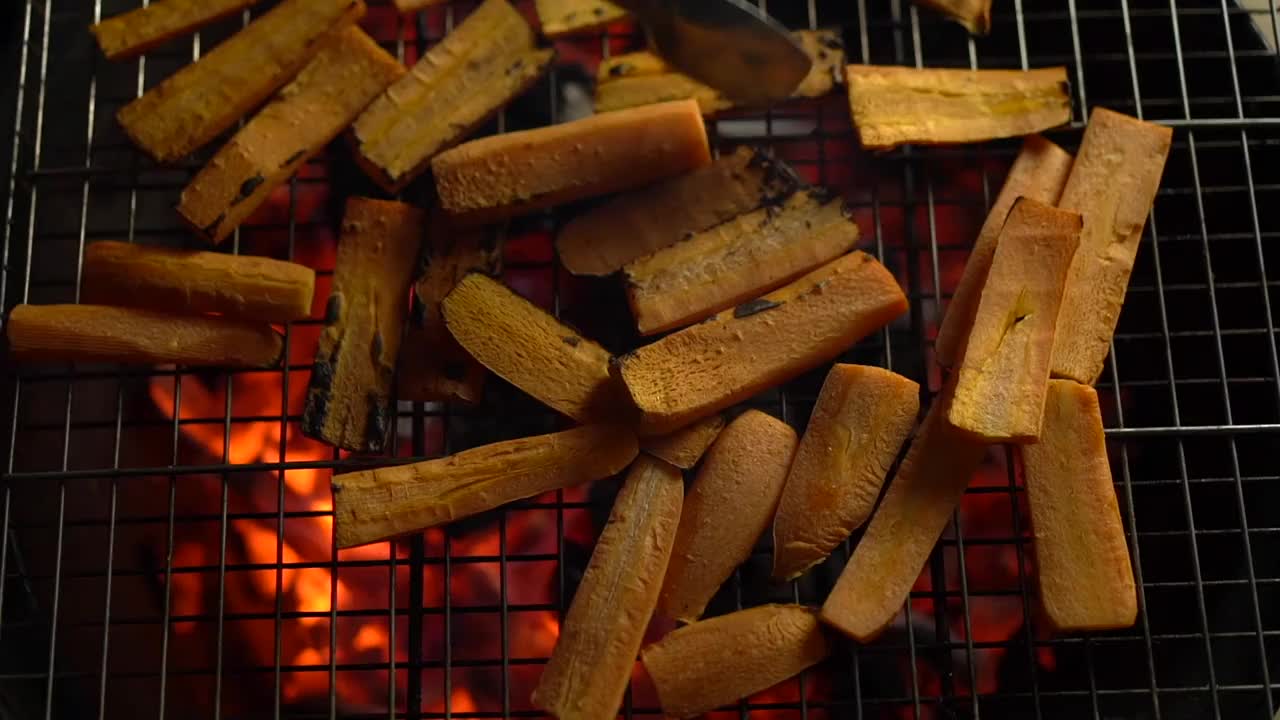 胡萝卜和洋葱正在烤架上准备一场美味的烧烤派对!视频下载