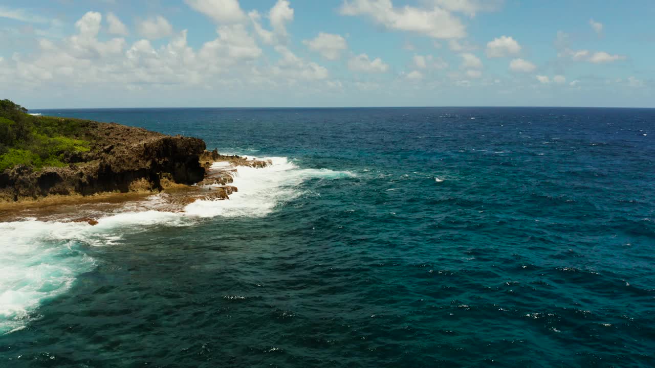 海浪拍打着海岸视频素材