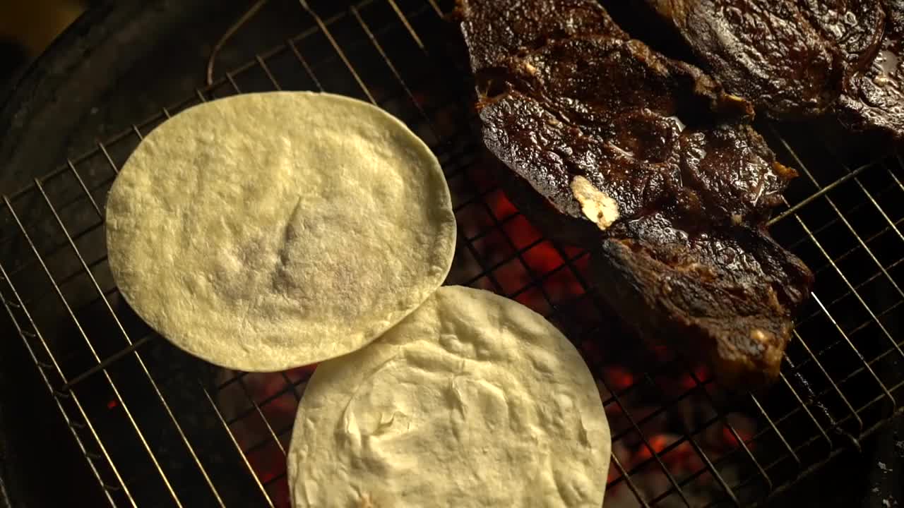 牛排正在烤架上准备一场美味的烧烤派对!视频素材