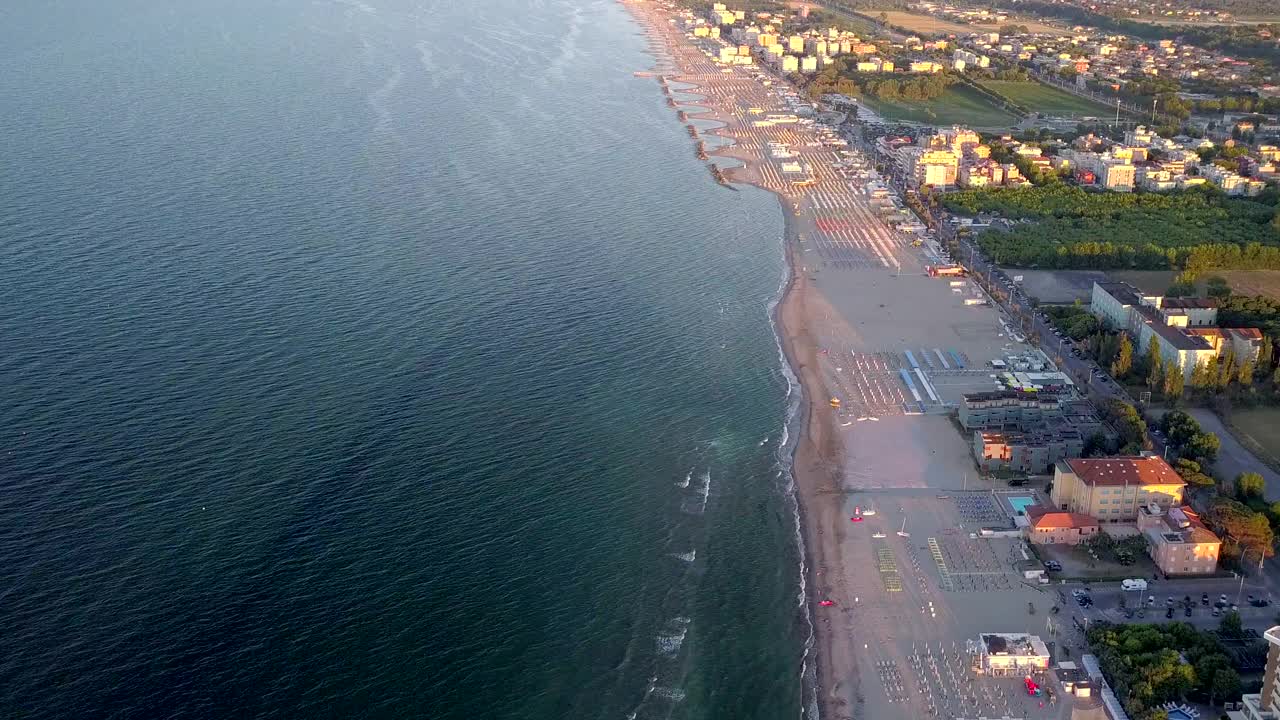 意大利里米尼海滩海岸线的鸟瞰图视频素材