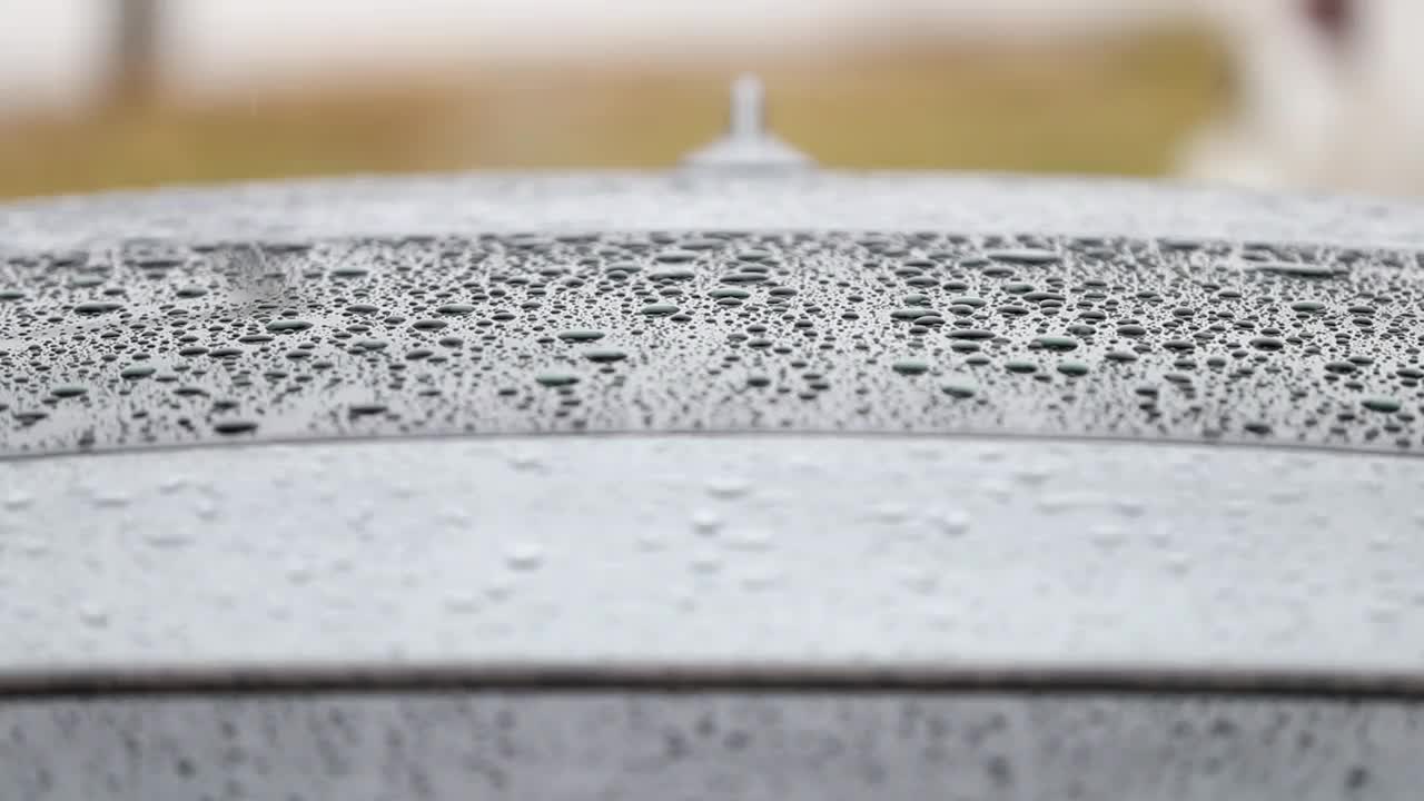 雨点落在车顶上。视频素材