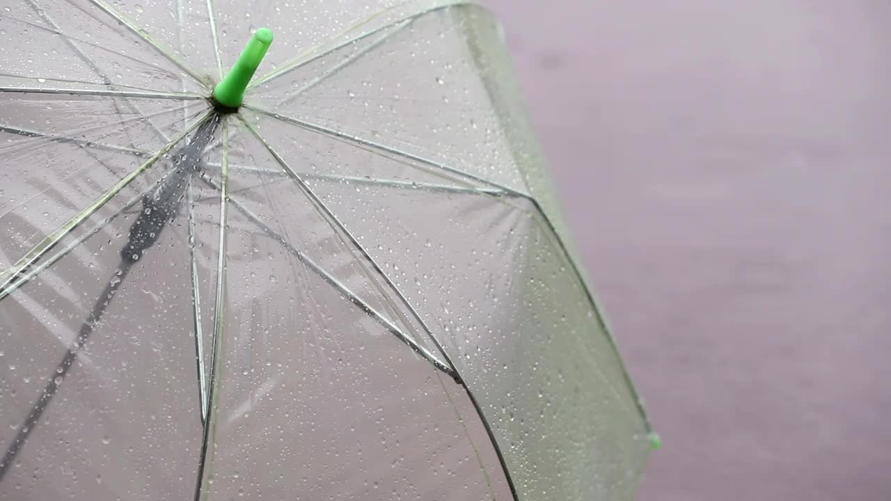 一把黄色的伞和一场雨。视频素材