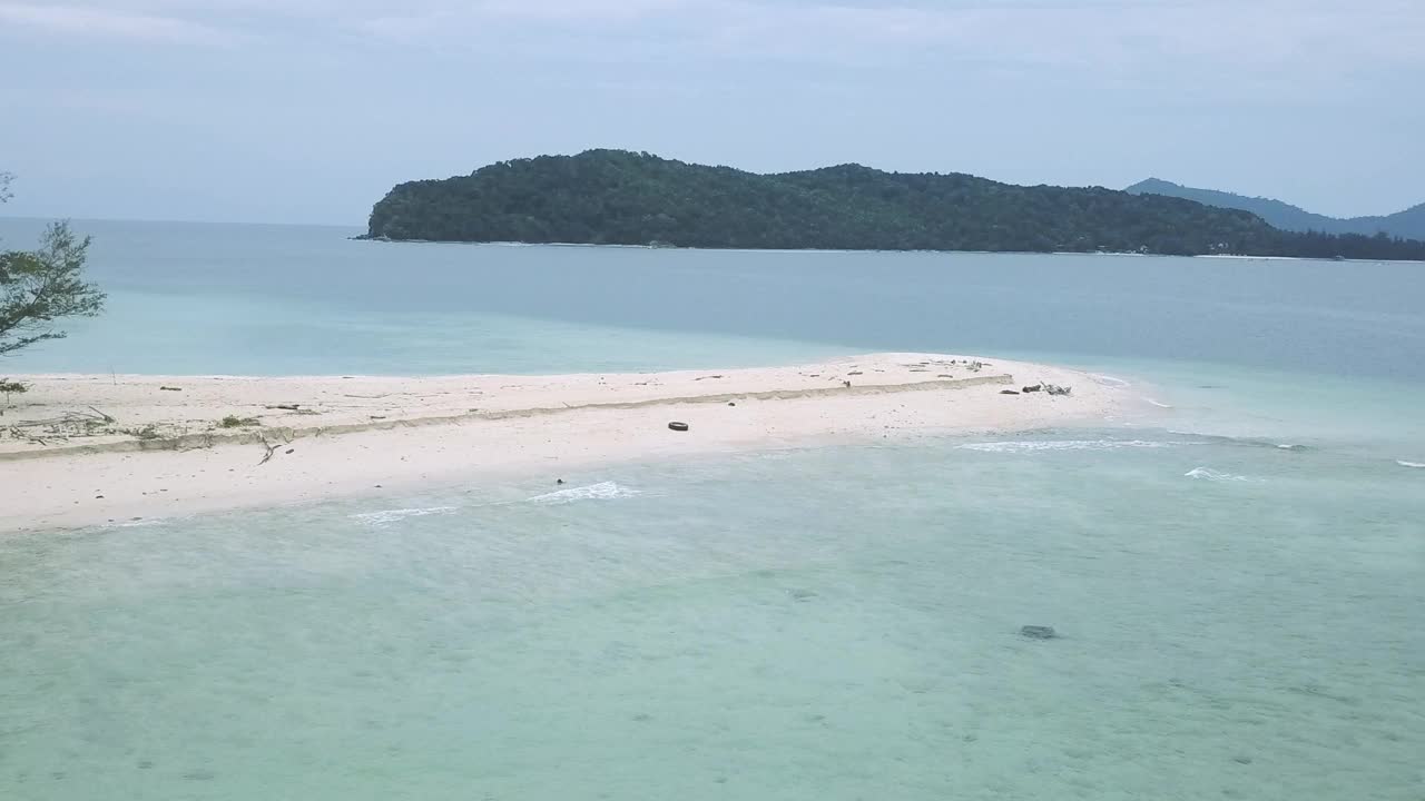 热带海滩景色与绿岛视频素材