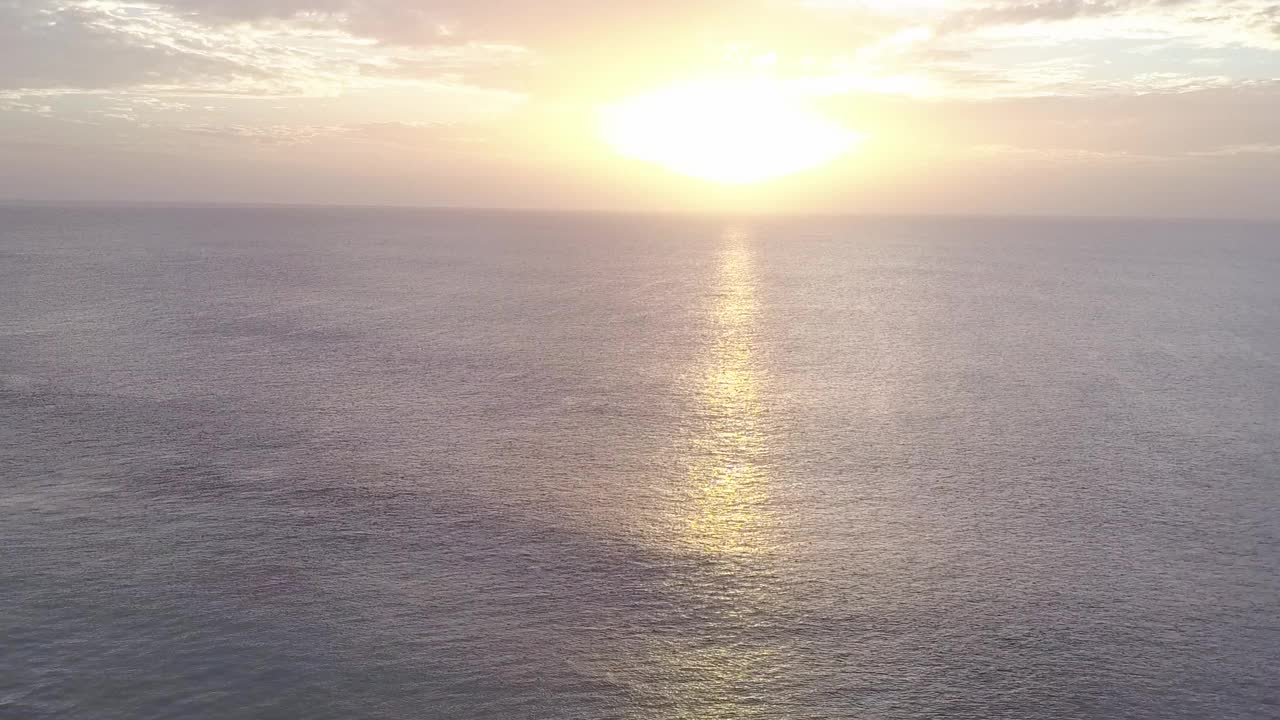 海面上日落时的云景视频素材