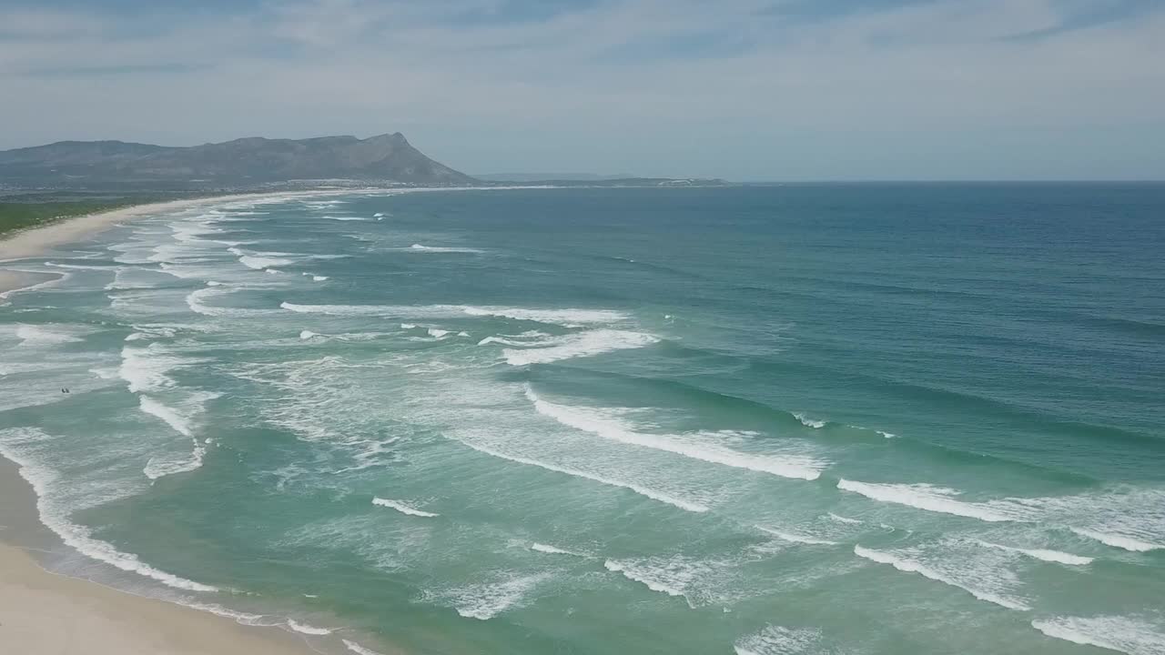 美丽的海岸线，沙滩和山脉视频素材