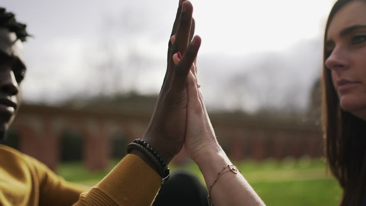 黑人男性和白人女性手牵手，多元化理念视频素材