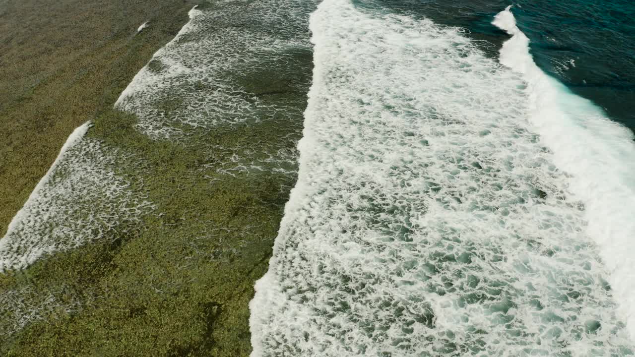 海浪冲击着珊瑚礁视频素材