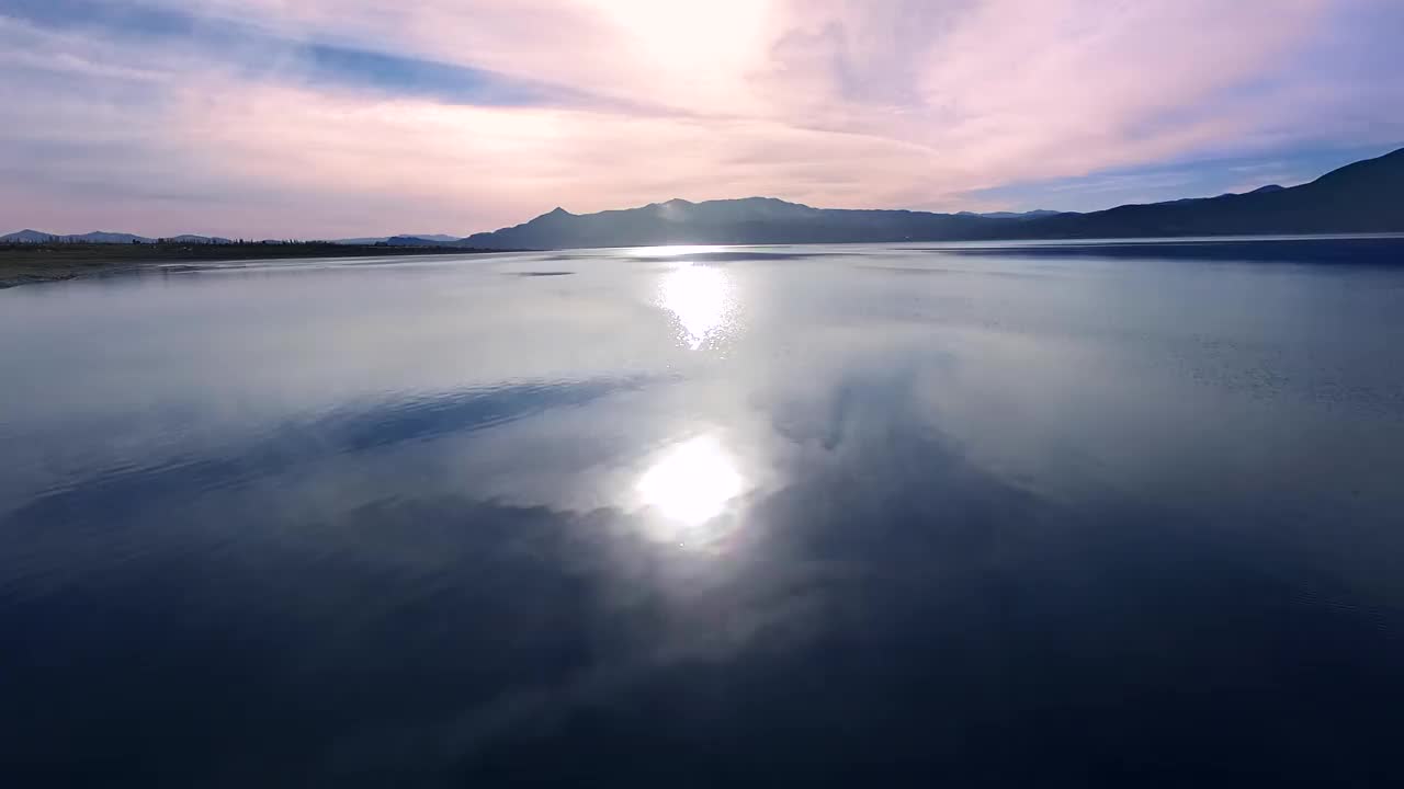 鲜艳的紫色湖泊日落，航拍视频素材