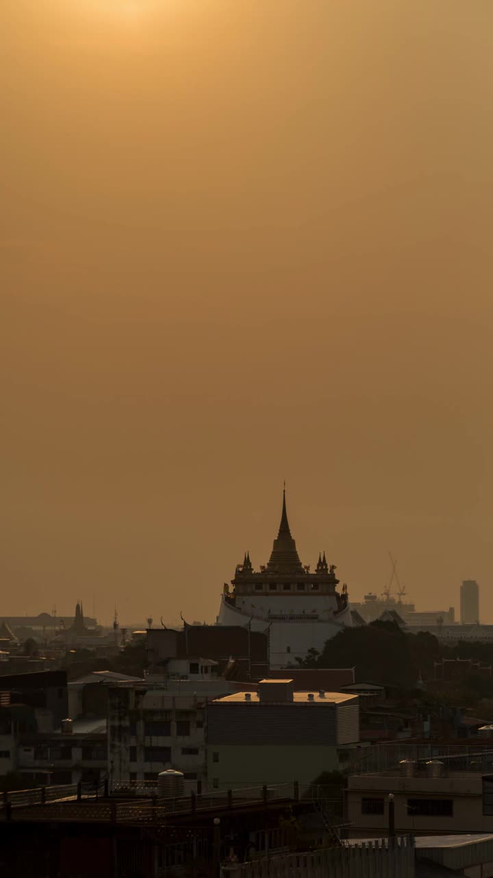 金山寺日落在曼谷黄昏(Wat Saket，泰国)。时间流逝剪辑视频。视频素材