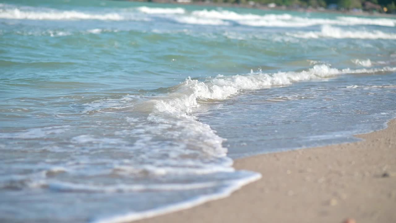 在晴朗的天气里接近海岸的海浪。视频素材