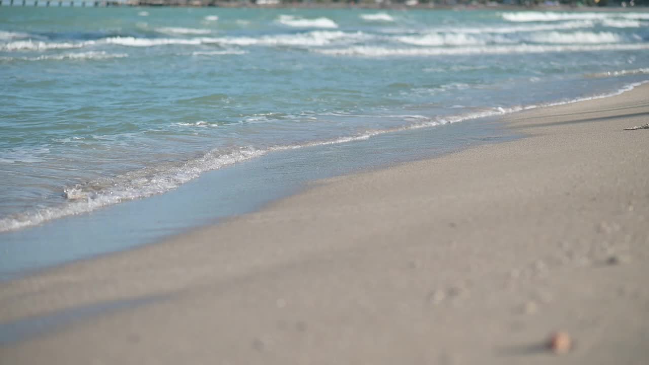 在晴朗的天气里接近海岸的海浪。视频素材