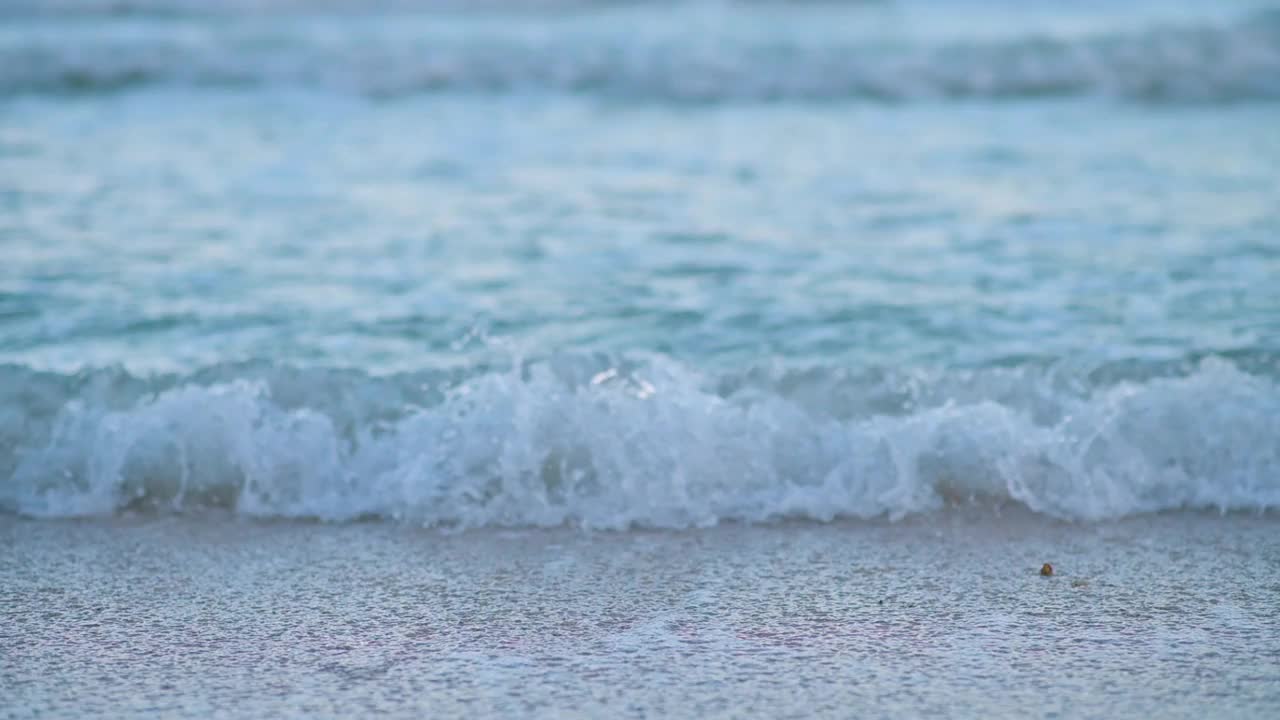 在晴朗的天气里接近海岸的海浪。视频素材